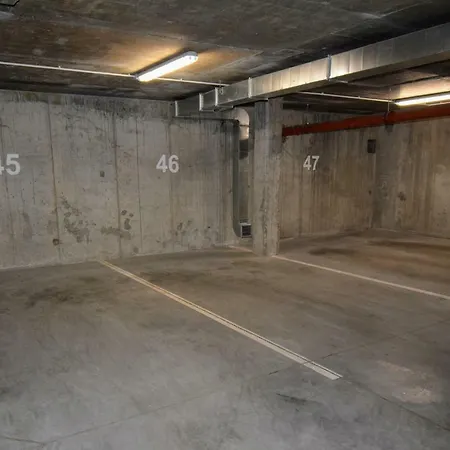 Anders Z Miejscem W Garazu I Rowerami *